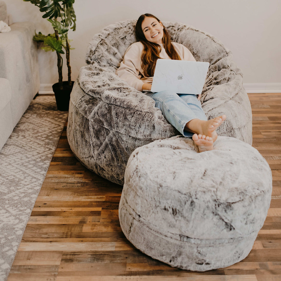 Chinchilla Bundle: Queen Nest Bean Bag + Pouf + Bed Protector